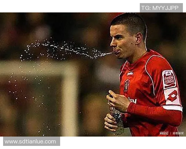 足球球星场上吐口水引发热议 体育道德与个人行为边界何在